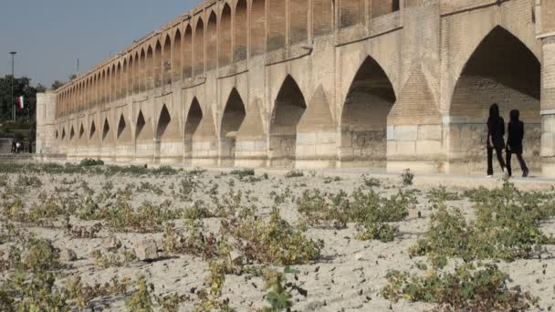 Deux filles passent devant les ponts — Video