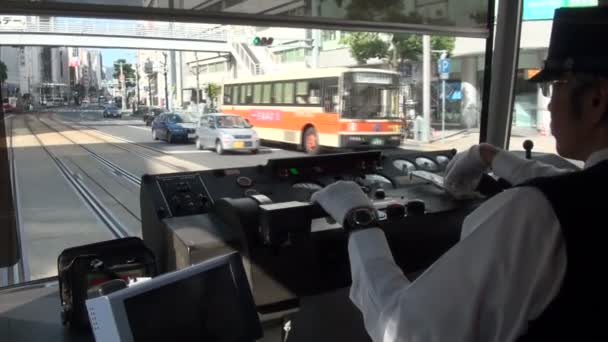 Um motorista de eléctrico japonês está a acelerar — Vídeo de Stock