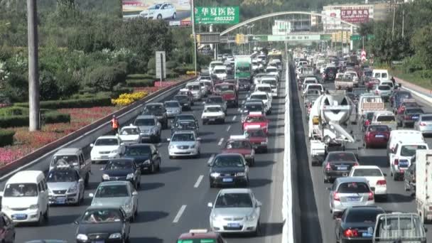 Trafik-enheter över en motorväg i Urumqi — Stockvideo