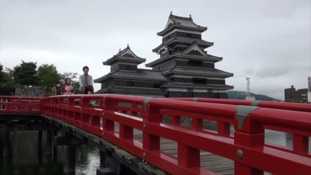 Familie führt Matsumoto Burg — Stockvideo