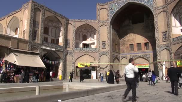 Orang-orang berjalan melalui pintu masuk Isfahan bazaar — Stok Video