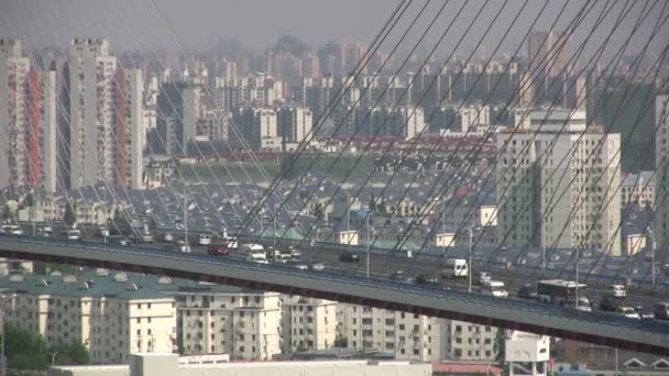 Trafik gör sin väg över bron — Stockvideo