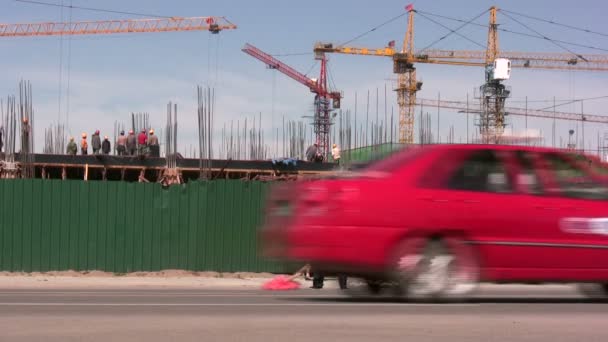 Een werknemer veegt de straten — Stockvideo