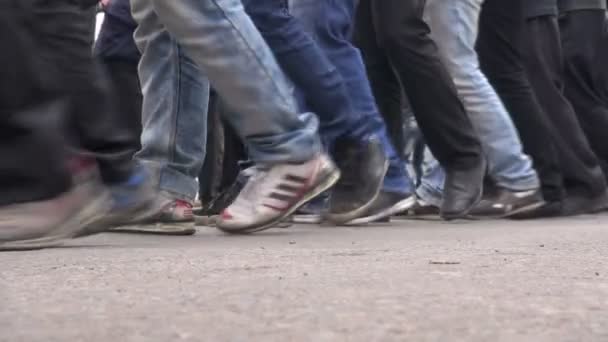 Mensen nemen deel aan een processie — Stockvideo