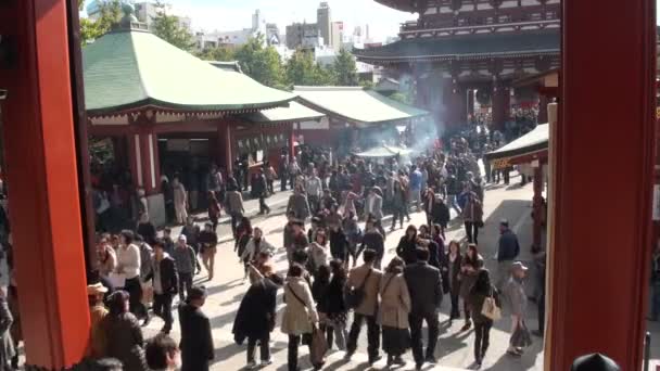 As pessoas visitam o complexo do templo de Sensoji — Vídeo de Stock