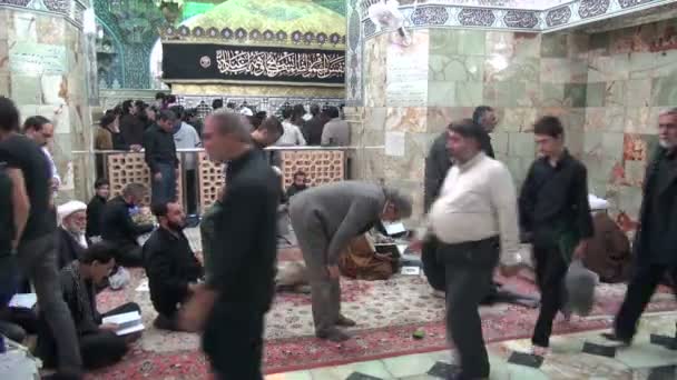 Men are praying the Fatimah shrine — Stock Video