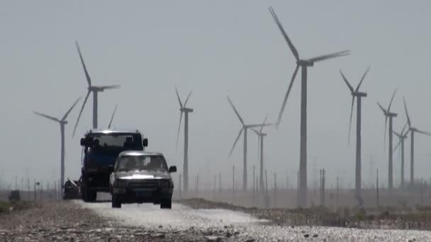 Auto e camion guidare nel deserto — Video Stock