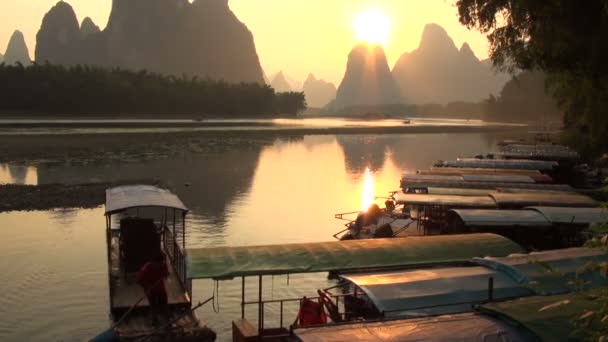 Парусный спорт по реке Ли в Китае — стоковое видео