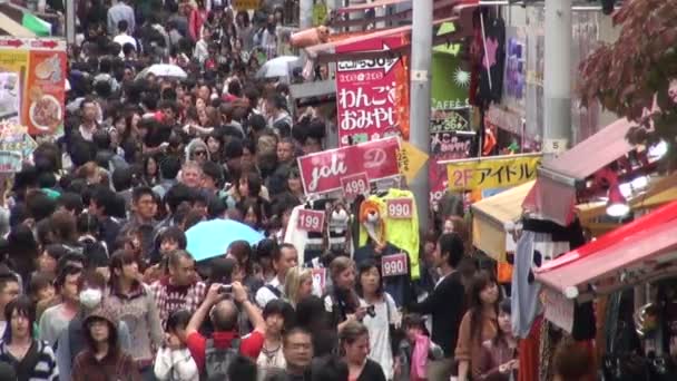 People going through shopping street — Stock Video