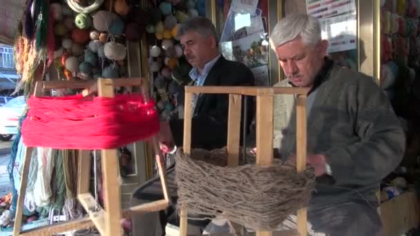 Twee mannen verzamelen wol — Stockvideo