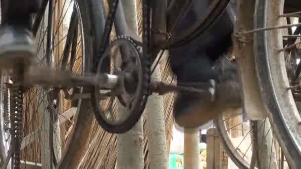 Personnes utilisant des vélos pour aiguiser les couteaux — Video