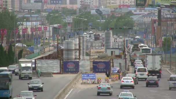 Tráfego passa por uma construção de estradas — Vídeo de Stock