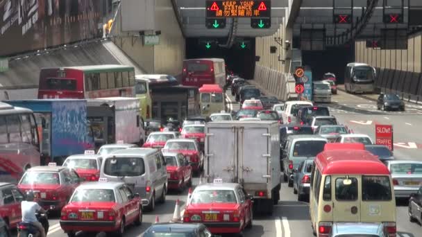 Verkeer komt vast te zitten in congestie — Stockvideo