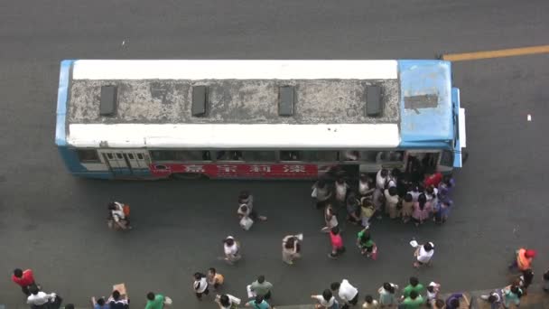 Passagiere steigen in den öffentlichen Bus — Stockvideo