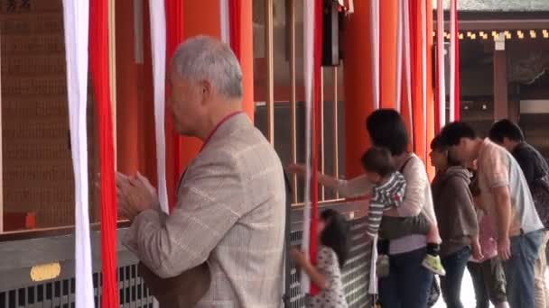 Mensen bidden op de Fushimi Inari-tempel. — Stockvideo