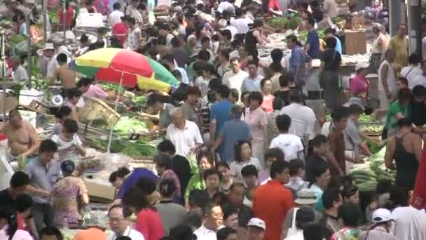 La gente compra generi alimentari al mercato — Video Stock