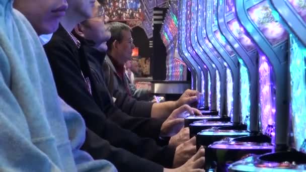Mensen spelen op pachinko machines — Stockvideo