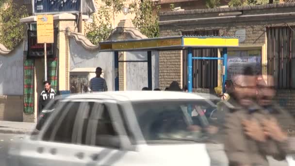Ludzie czekają na autobus w Yazd. — Wideo stockowe