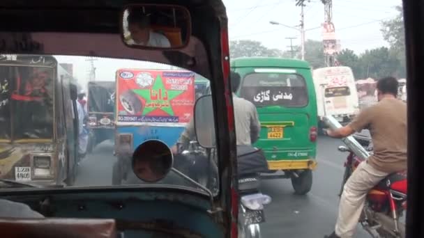 Binnen een bewegende riksja in Pakistan — Stockvideo