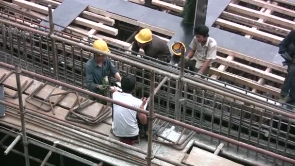 Arbeiter erhalten ihr Gehalt — Stockvideo