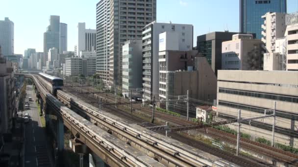 Schwebebahnfahrt durch urbane Landschaft — Stockvideo