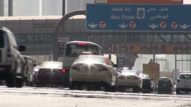 Autoroute occupée au centre-ville de Dubaï . — Video