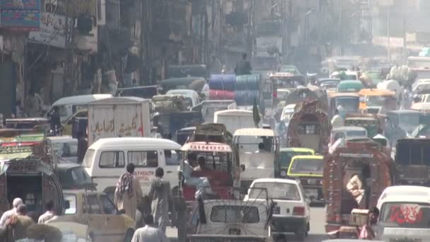 Verkehr rund um den Basar von Rawalpindi — Stockvideo