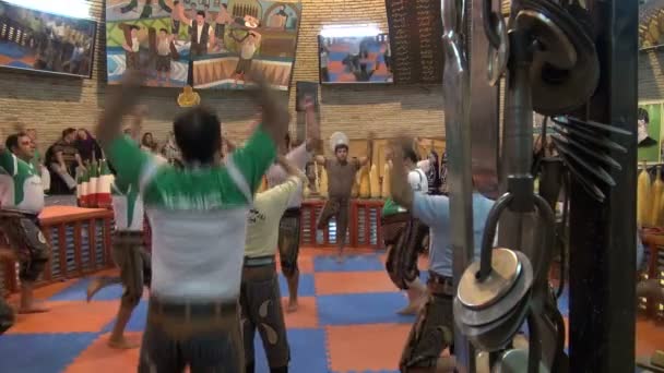 Мужчины практикуют древний персидский фитнес — стоковое видео