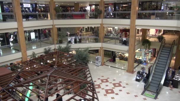 Люди посещают торговый центр — стоковое видео