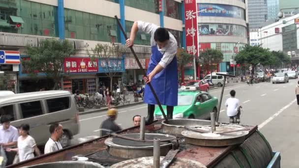 Arbeiter schöpft Fische aus einem Becken — Stockvideo