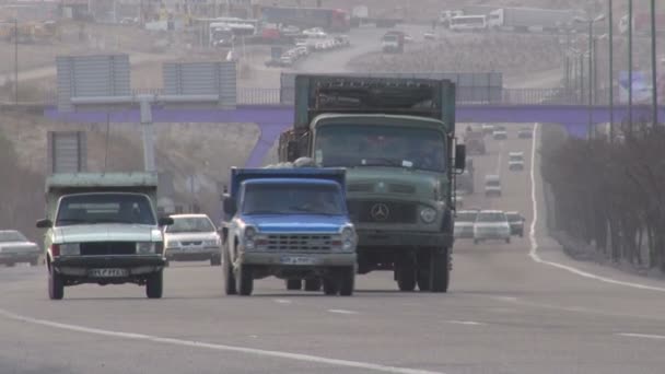 Circulation font leur chemin à travers l'autoroute — Video