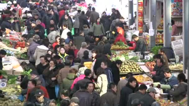 人々 は、市場で食料品を購入します。 — ストック動画