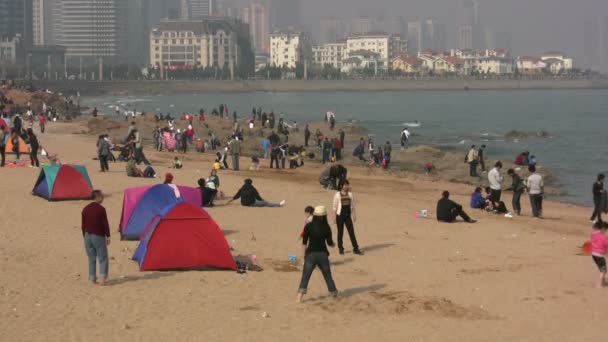 As pessoas relaxam na praia — Vídeo de Stock