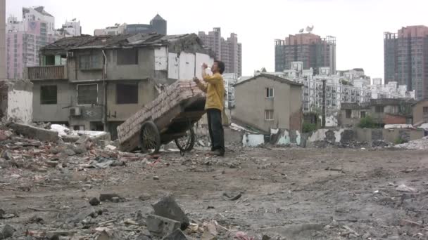 Seorang pekerja beristirahat di Shanghai — Stok Video