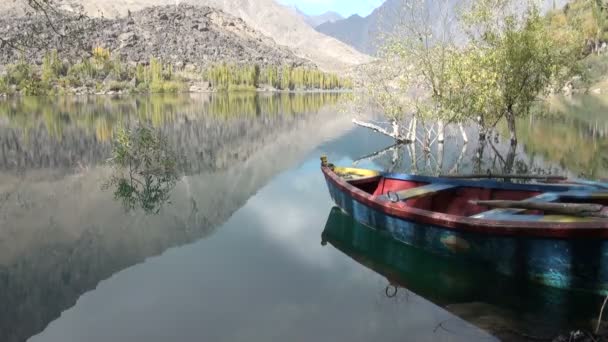 Bateau à rames sur un lac au Pakistan . — Video