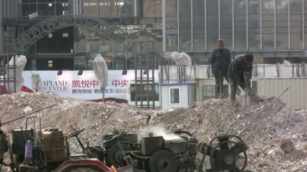 Qingdao, china-19 de março: trabalhadores em um canteiro de perfuração em 19 de março de 2010 em qingdao, china — Wideo stockowe