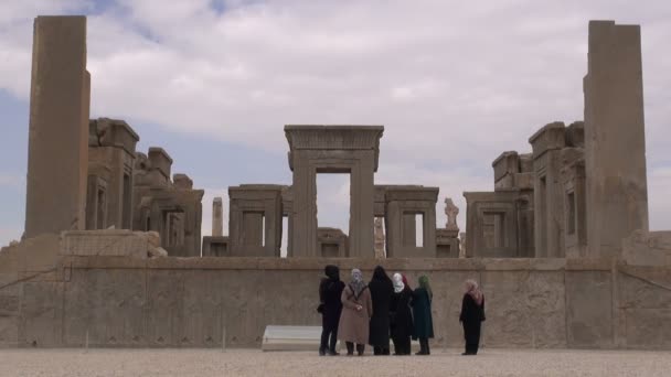 Mensen bezoeken Persepolis — Stockvideo