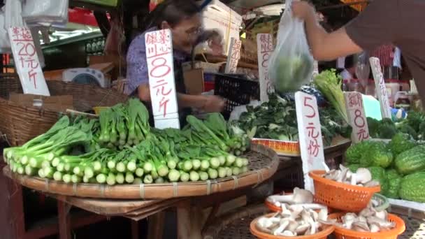 Uma senhora vende frutas e legumes — Vídeo de Stock