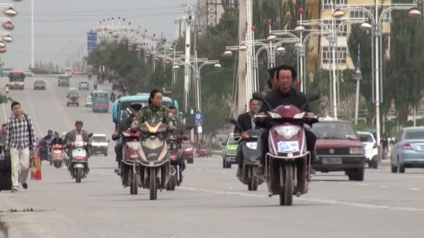 Traffic flows through the streets of Kashgar. — Stock Video