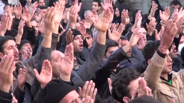 La gente participa en un sombrío desfile — Vídeos de Stock