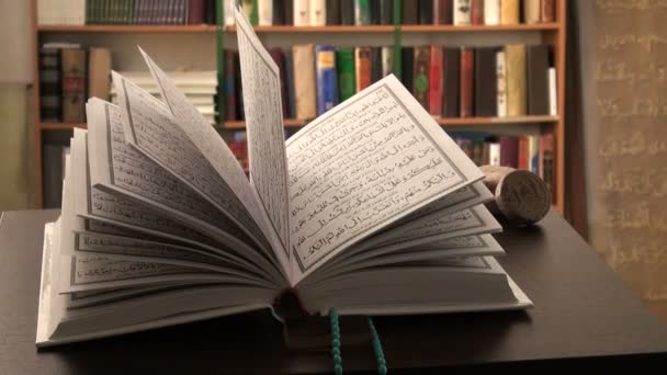 Ανοιχτό σε ένα τραπέζι μελέτη Quran — Αρχείο Βίντεο