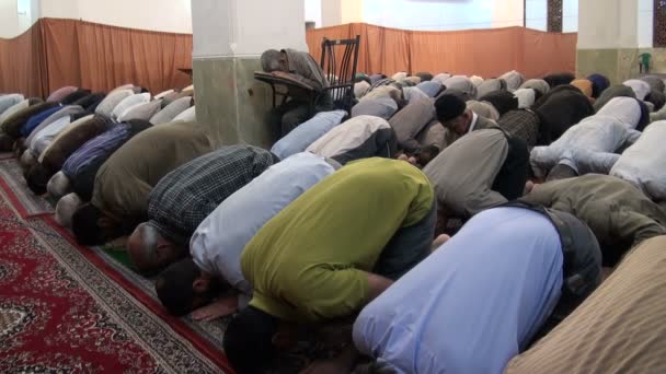 Мужчины посещают молитву в мечети — стоковое видео