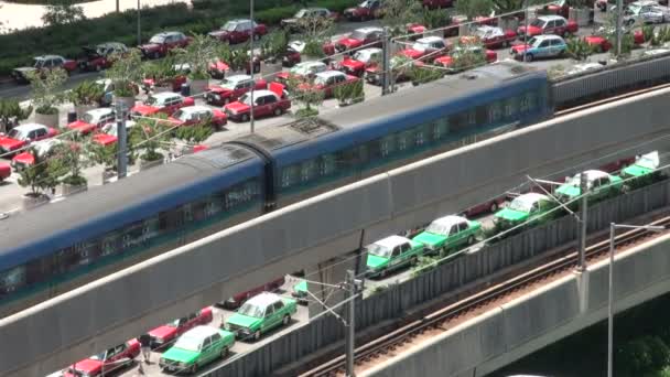 Wartende Taxis und ein Zug am Hongkong — Stockvideo
