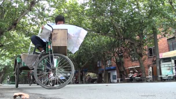 A man on a tricycle seems lost — Stock Video