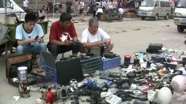 People sell electronic devices — Stock Video