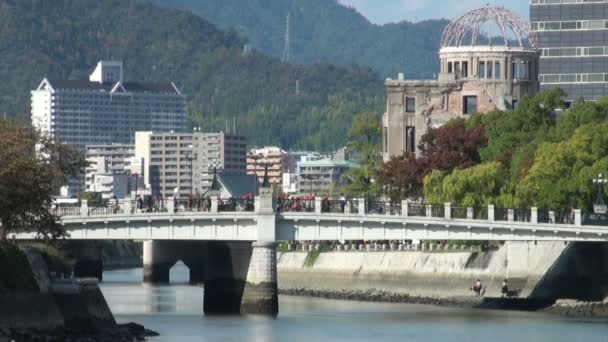 Schoolclasses besök Atomic Bomb Dome — Stockvideo