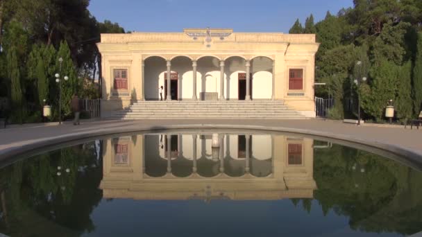 Ein Mann besucht den Feuertempel in iran — Stockvideo