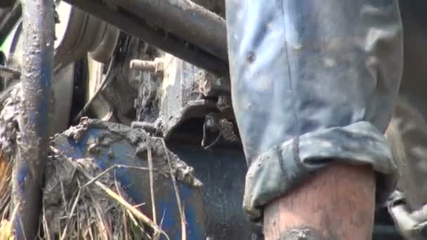 Close-up van een ploeg en benen in een veld. — Stockvideo