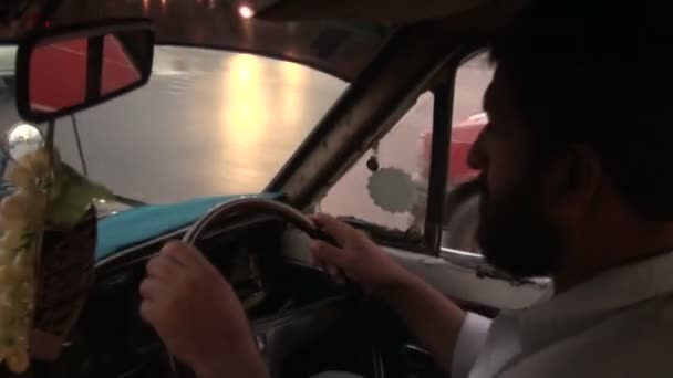 Karatschi-Taxifahrer. — Stockvideo
