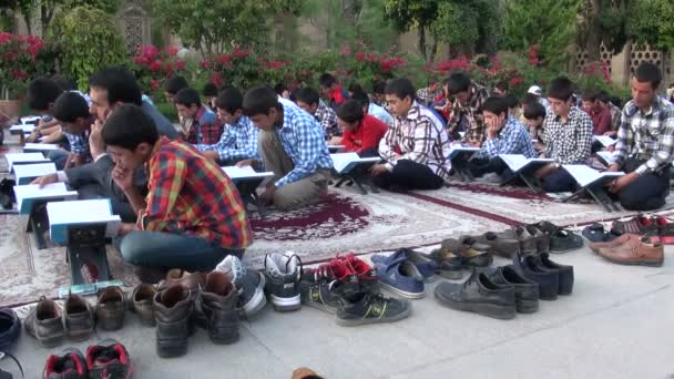 Los estudiantes toman parte en una lección pública del Corán — Vídeos de Stock